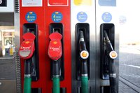 Drahá nafta v ČR: Ministerstvo financí vyzve benzínky k hlášení cen, dopravci protestovali