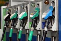 Ceny paliv v Česku letí dolů, nafta zlevnila skoro o 2 koruny. Experti přidali dobrou zprávu