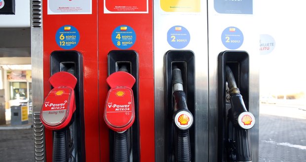 Benzin už zase stojí přes 40 korun, zdražuje i nafta. Kde natankujete nejvýhodněji?
