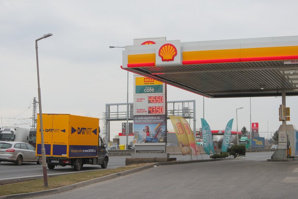 Ceny pohonných hmot v Česku opět klesají poté, co &#34;vystřelily&#34; kvůli válce na Ukrajině nahoru
