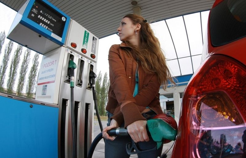 Ceny paliva v Česku nadále klesají, nejlevněji nyní natankujeme v Ústeckém kraji