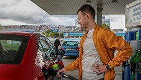 Pohonné hmoty v Česku dál zdražují, cena nafty je už nad 32 korunami za litr. Průměrná cena benzinu stoupla za týden o 18 haléřů, tuto středu se prodával v průměru za 32,35 koruny za litr. Cena nafty vzrostla o 24 haléřů na 32,03 koruny za litr. Vyplývá to z údajů firmy CCS, která ceny paliv sleduje. Ceny pohonných hmot začaly růst ke konci loňského roku, předtím od listopadu klesaly, nyní jsou na úrovni cen z loňského října.