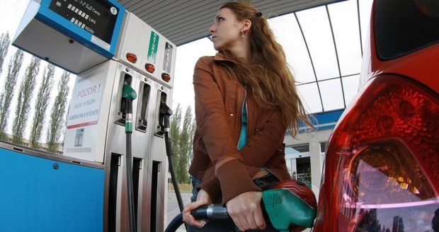 Nízké ceny pohonných hmot už nás přestaly rozmazlovat. Jsou zpět na 30 korunách. (ilustrační foto)