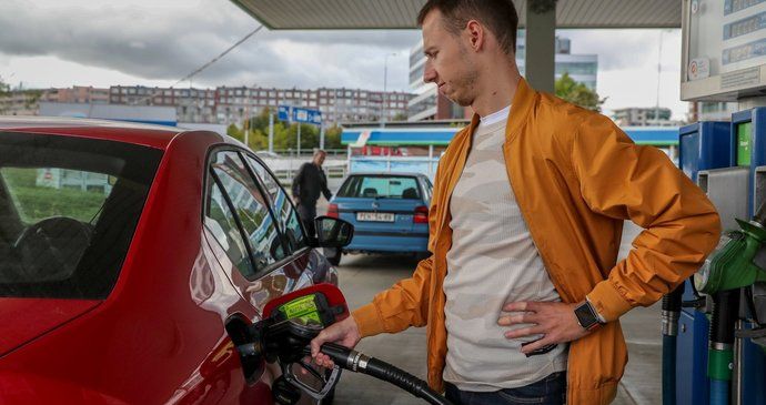 Ceny pohonných hmot v Česku nadále klesají, nejlevněji natankujeme v Ústeckém kraji