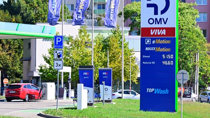 Ceny pohonných hmot v uplynulých dnech a týdnech atakovaly rekordní hodnoty. Ceny pohonných hmot v uplynulých dnech a týdnech atakovaly rekordní hodnoty.