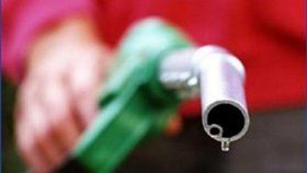 Na levný benzin od nového roku zapomeňte: Češi si na pumpách připlatí.