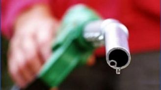 Benzin i nafta v Česku dál zlevnily, za týden o několik haléřů