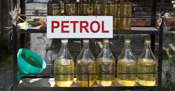 Benzín v láhvi od vodky: Netradiční způsob tankování pohonných hmot je populární v celé jihovýchodní Asii