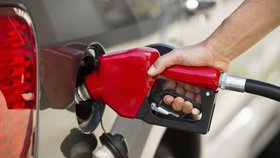 Ceny pohonných hmot dále klesají, benzin je pod 31 korunami.