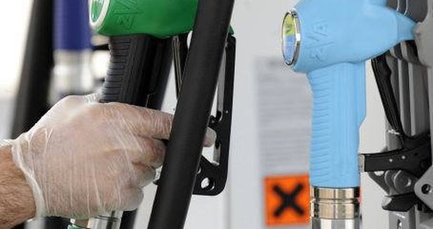Benzin prolomil hranici 35 Kč/l, což je pro řidiče hodně špatná zpráva