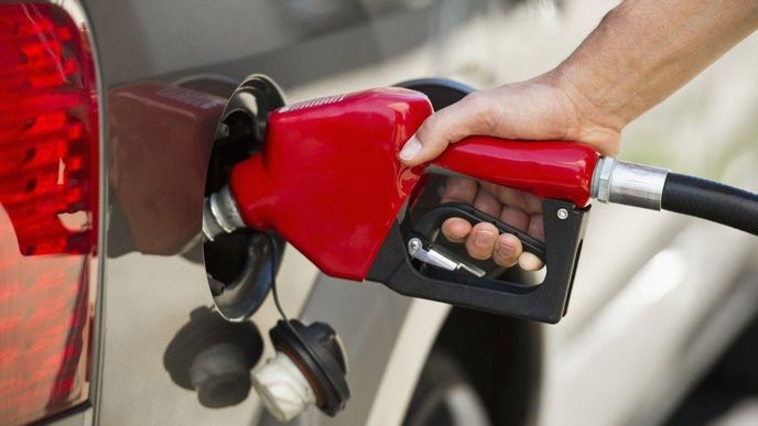 Biden zruší letní zákaz použití paliva E15 benzin.