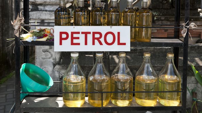 Benzin i naftu lze v jihovýchodní Asii koupit takřka na každém rohu