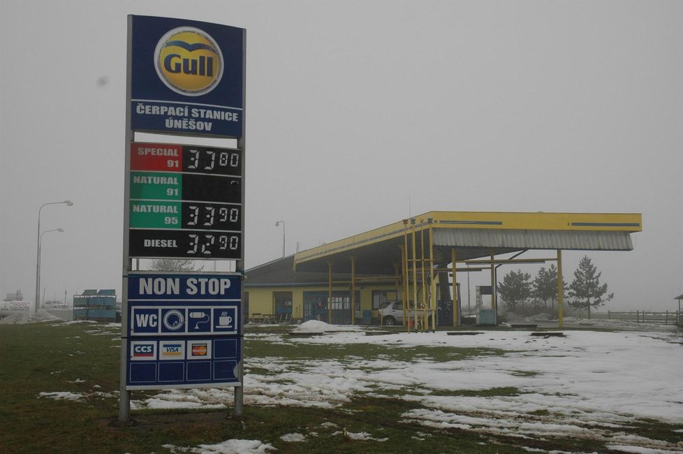 Čerpací stanice Gull Oil, s. r. o., v Úněšově na severu Plzeňska. Stojí u hlavního silničního tahu z Plzně do Karlových Varů.