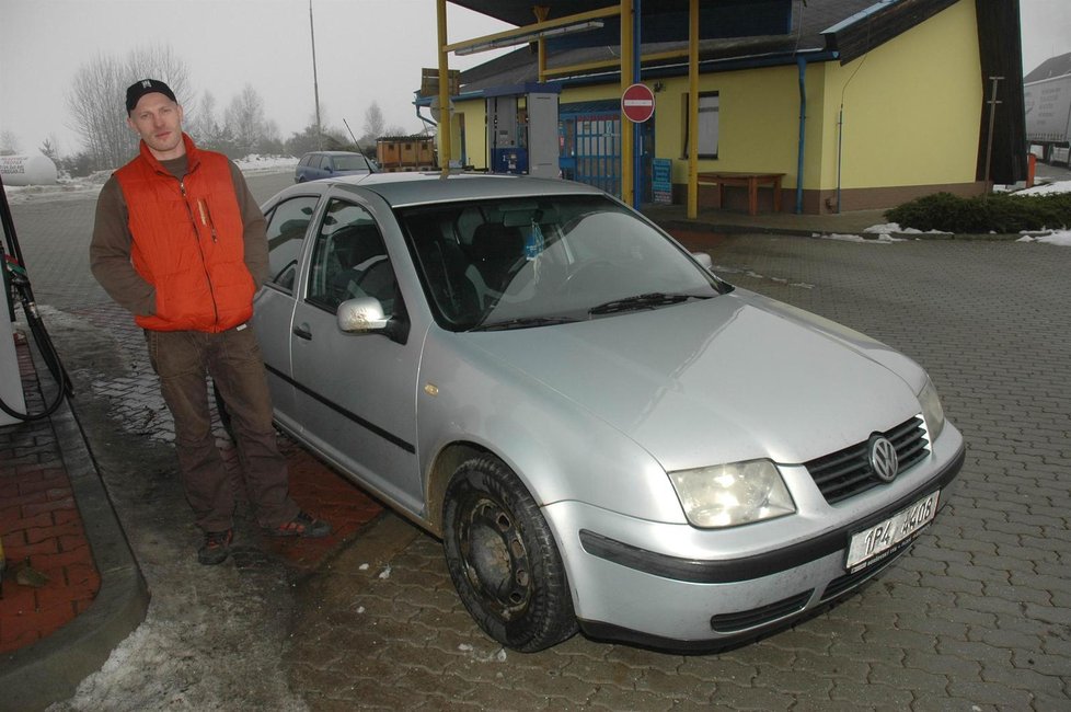 ) Šofér tohoto VW Rostislav Štourač z Bezdružic na Tachovsku už tady nenatankoval. „Nezničím si přece své auto,“ řekl Blesku.