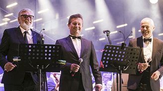 S Benzinou ve Varech: Hvězdy zazářily na červeném koberci. Unipetrol přinesl slavnostní koncert