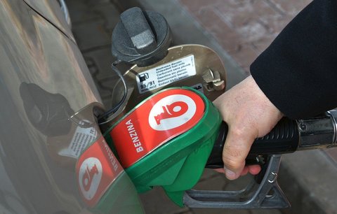 Ceny benzinu i nafty letí nahoru. Nejvíc si šoféři připlatí v Praze, ušetří na východě Čech