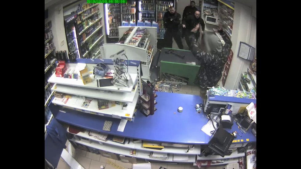 Zdrogovaný šílenec (32) zničil vybavení prodejny na benzince v Plzni.