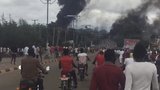 Obří výbuch na benzince: 35 mrtvých, zlověstný sloup černého dýmu a ohnivé peklo