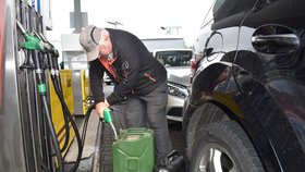 Tankovat v létě do kanystru může být riskantní.