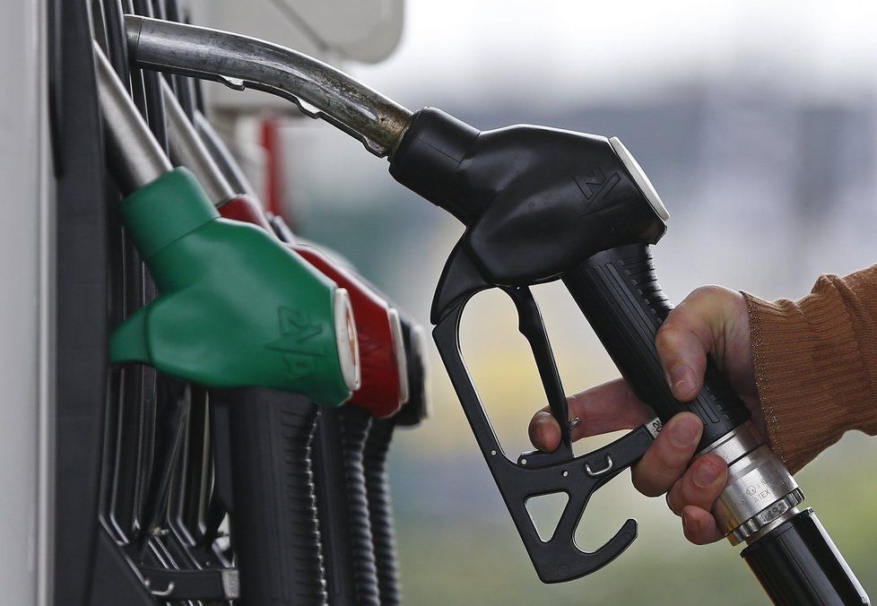 Díky nízké ceně ropy klesly také ceny benzinu a nafty.