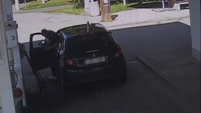 Muž odjíždí od benzinek bez zaplacení: Zřejmě se vydává za policistu.