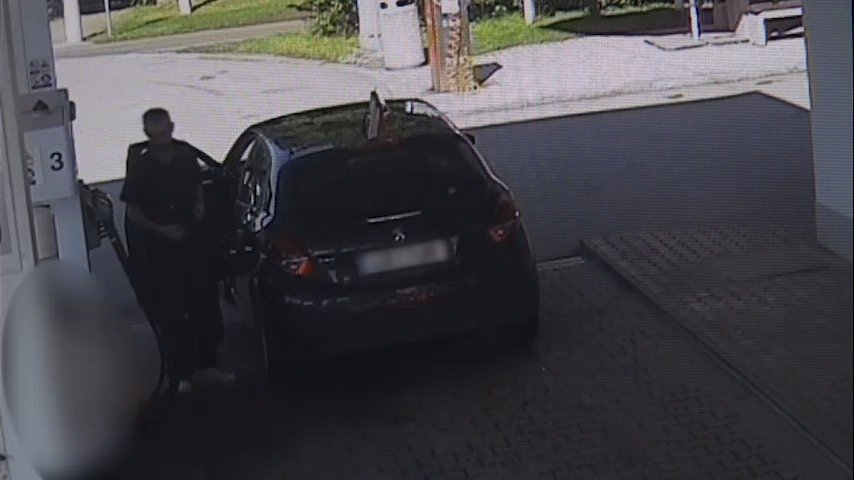 Muž odjíždí od benzinek bez zaplacení: Zřejmě se vydává za policistu.