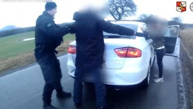 Zadržení muže podezřelého z loupeže na benzince v Úštěku na Litoměřicku.