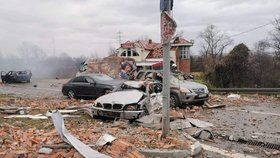 V Bosně vybouchl plyn na benzínce, při explozi zemřel člověk. Desítky lidí jsou zraněny (23. 12. 2019).
