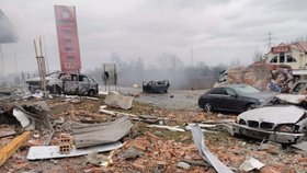 V Bosně vybouchl plyn na benzínce, při explozi zemřel člověk. Desítky lidí jsou zraněny (23. 12. 2019).