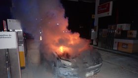 Ve Fryštácké ulici ve Zlíně na čerpací stanici hořelo auto.