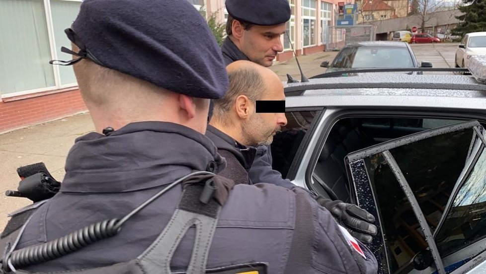 Recidivista, který měl na svědomí minimálně tři ozbrojené přepadení, skončil v policejních okovech.