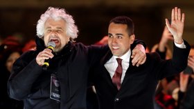 Kandidát Hnutí pěti hvězd (M5S) Luigi Di Maio (vpravo) a zakladatel strany Beppe Grillo (vlevo) na posledním předvolebním setkání s podporovateli, Řím.