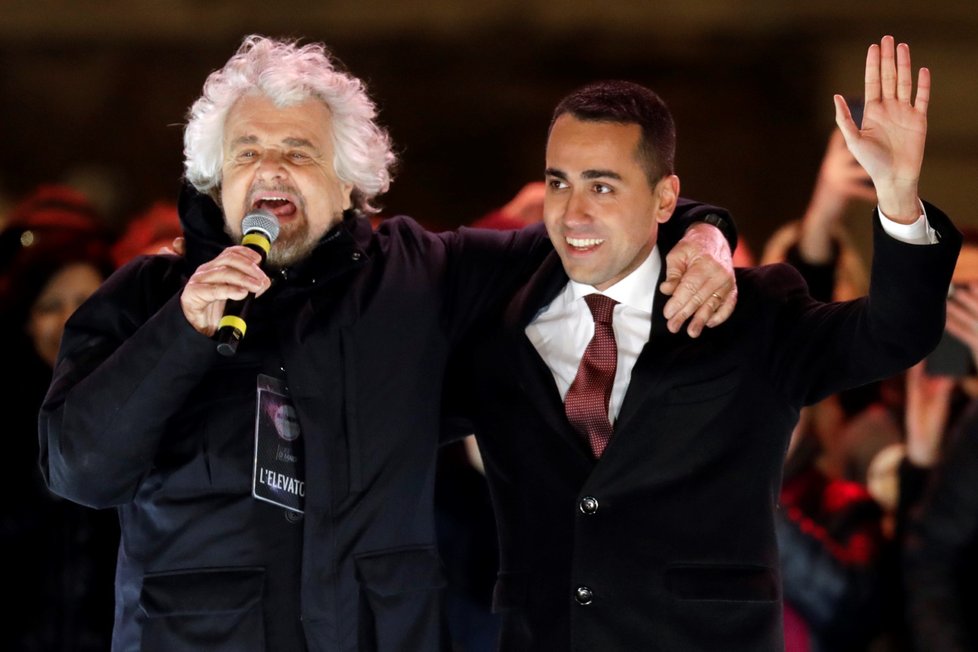 Kandidát Hnutí pěti hvězd (M5S) Luigi Di Maio (vpravo) a zakladatel strany Beppe Grillo (vlevo) na posledním předvolebním setkání s podporovateli, Řím.