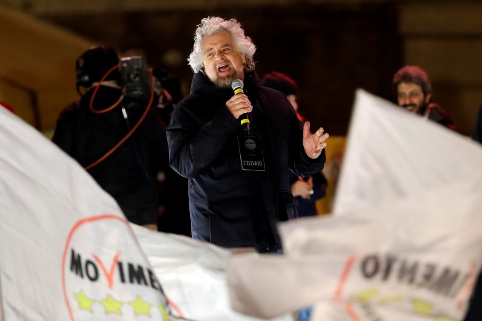 Zakladatel strany Beppe Grillo na posledním předvolebním setkání s podporovateli, Řím. Volby v Itálii proběhnou v neděli.