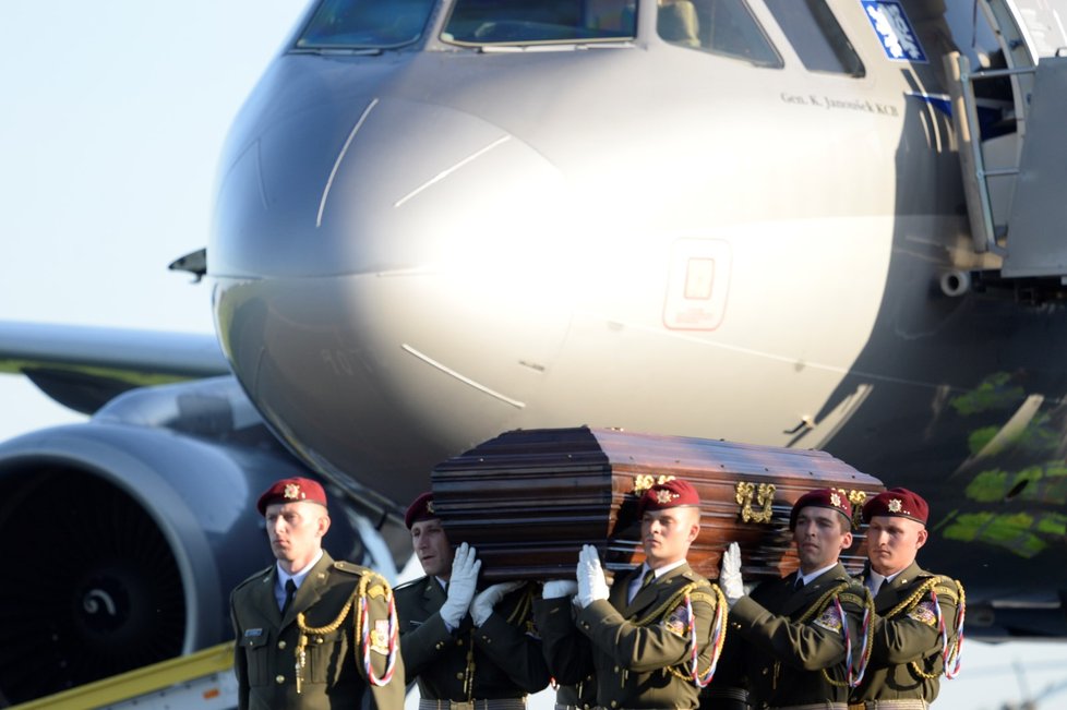 Za zvuků kostelních zvonů přistál 20. dubna v 18:00 v Praze vojenský speciál s ostatky kardinála Josefa Berana. Na letišti ve Kbelích někdejšího politického vězně dvou totalit a významnou duchovní autoritu českých věřících pohřbeného v nuceném exilu přivítali zástupci státu i církve.