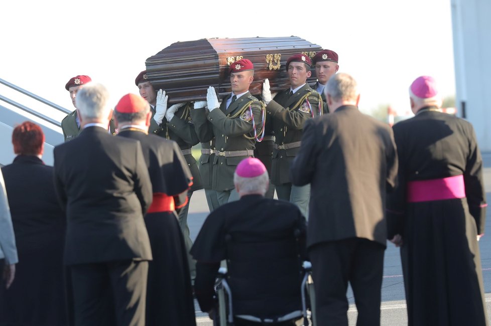 Za zvuků kostelních zvonů přistál 20. dubna v 18:00 v Praze vojenský speciál s ostatky kardinála Josefa Berana. Na letišti ve Kbelích někdejšího politického vězně dvou totalit a významnou duchovní autoritu českých věřících pohřbeného v nuceném exilu přivítali zástupci státu i církve.