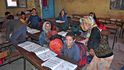 V berberské škole sedí chlapci i dívky pohromadě.