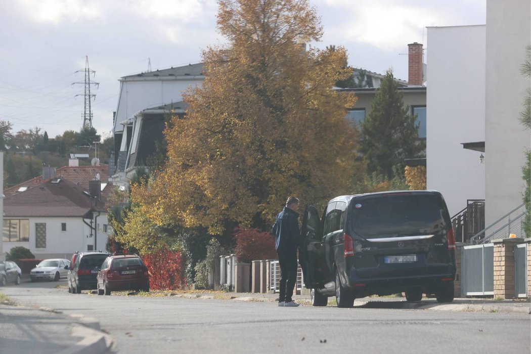 Bývalý kmotr českého fotbalu Roman Berbr čeká na soud ve svém plzeňském domě. Za  zpronevěru a ovlivňování zápasů mu hrozí sedmiletý pobyt za mřížemi