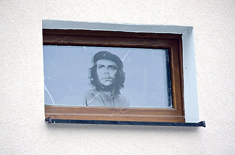 Portrét Che Guevary v okně Berbrova domu