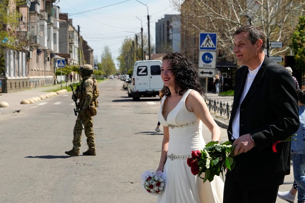 Svatby v Berďansku za přítomnosti vojáků (1. 5. 2022)