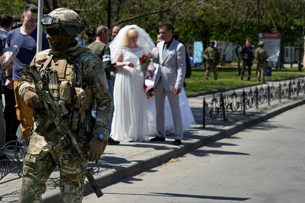 Svatby v Berďansku za přítomnosti vojáků (1.5.2022)