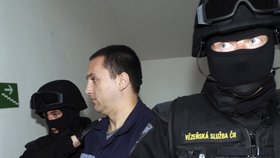 Obžalovaný David Berdych (uprostřed) přichází 25. srpna k hlavnímu líčení u Krajského soudu v Praze v poslední části rozsáhlého procesu s takzvaným Berdychovým gangem. 
