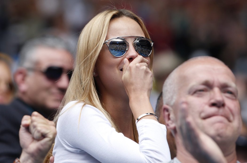 Ester Sátorová na tribuně během Australian Open.