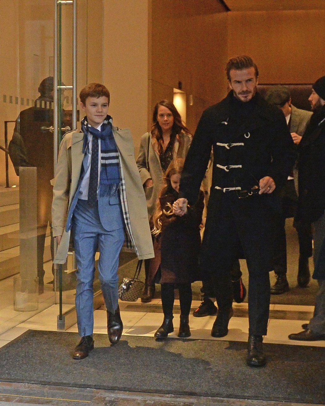David Beckham s rodinou vychází z hotelu Edition