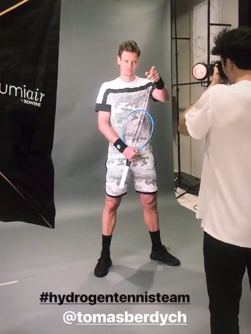 Tomáš Berdych jako model na reklamní akci v Miláně