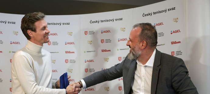 Berdych se šéfem Kotrbou při převzetí funkce.