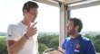 Tomáš Berdych diskutuje s hvězdou Manchesteru United Juanem Matou