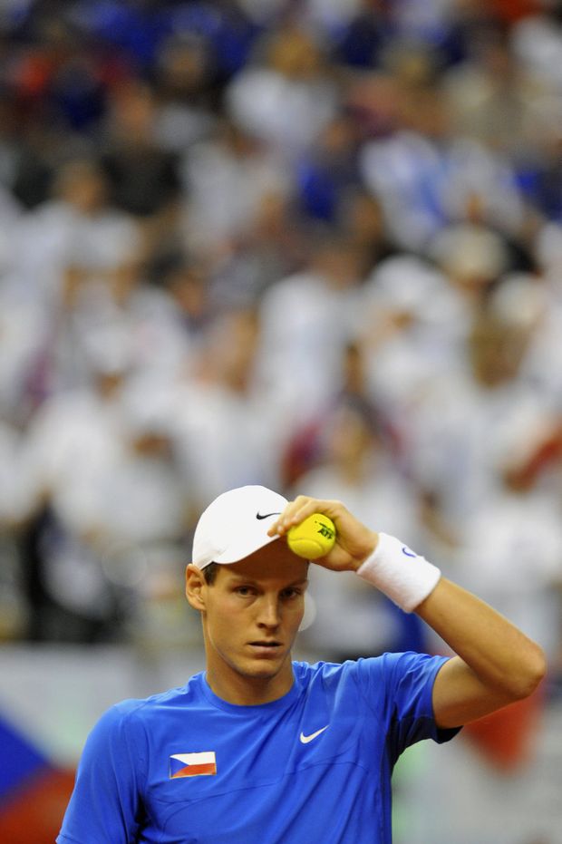 Tomáš Berdych zachycen těsně před podáním. Tomáš Berdych zachycen těsně před podáním.