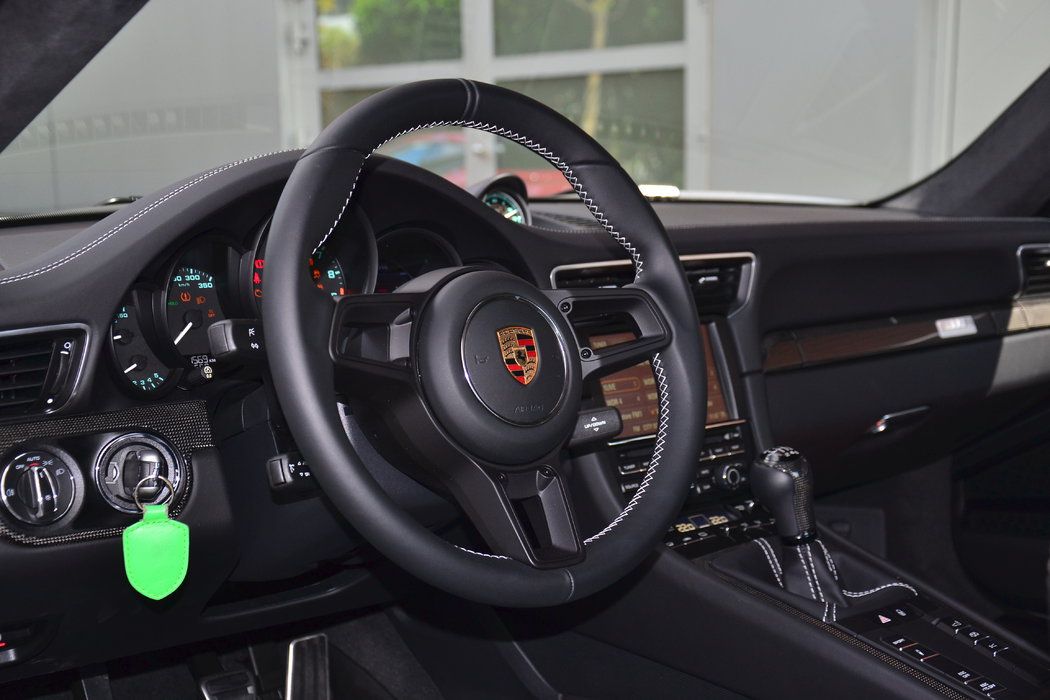 Interiér Porsche 911 R je pro opravdové fajnšmekry
