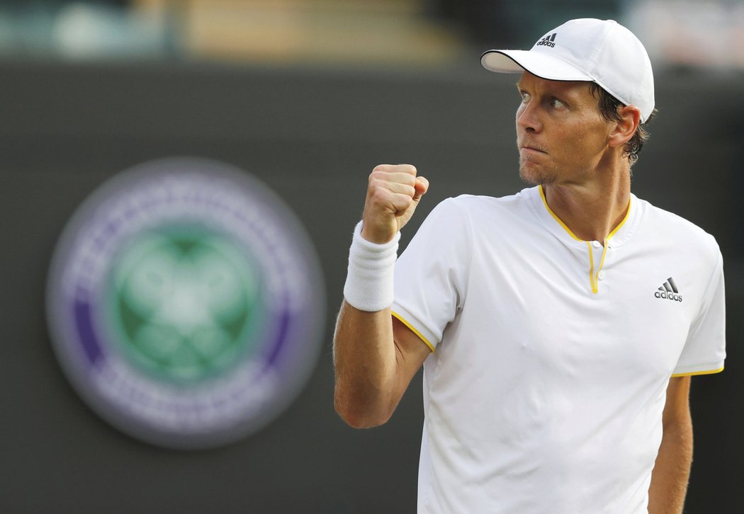 Tomáš Berdych si podruhé za sebou zahraje semifinále Wimbledonu. Ve čtvrtfinále vedl nad Djokovičem 7:6, 2:0, pak Srb zápas kvůli zranění vzdal.